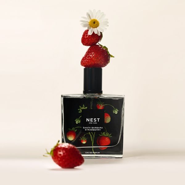 Atklāj NEST NEW YORK augļu-ziedu aromāts aromātu “Santa Barbara Strawberry ” – tagad parfimērijas ūdens formātā.