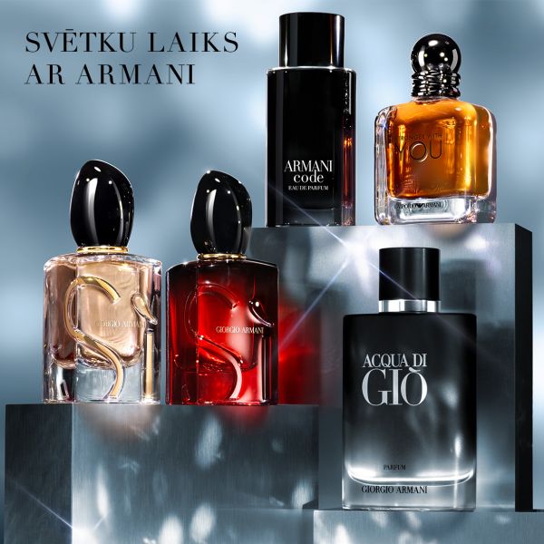 Armani aromātu izlase elegantās melnās, zelta un sarkanās pudelītēs, izvietota uz modernas platformas ar reklāmas tekstu ‘SVĒTKU LAIKS AR ARMANI