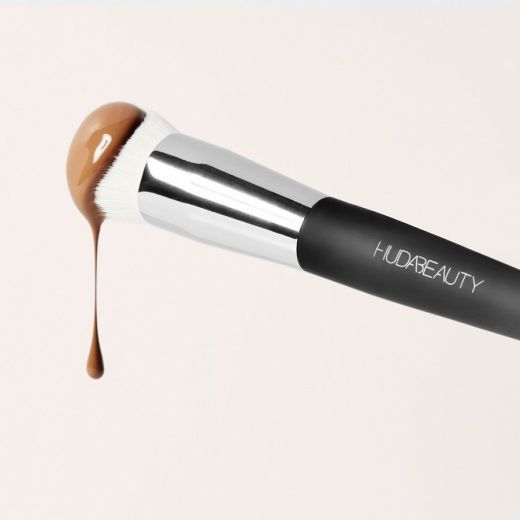 HUDA BEAUTY Easy Blur Foundation Brush