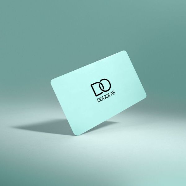 Gaiši zaļa dāvanu karte ar melnu “Douglas” logotipu centrā. Karte redzama nedaudz paceltā stāvoklī uz zaļgani zilgana fona.