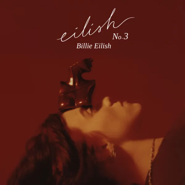 Billie Eilish Eilish No. 3 smaržu flakons skulpturālā formā uz tumši sarkana fona.