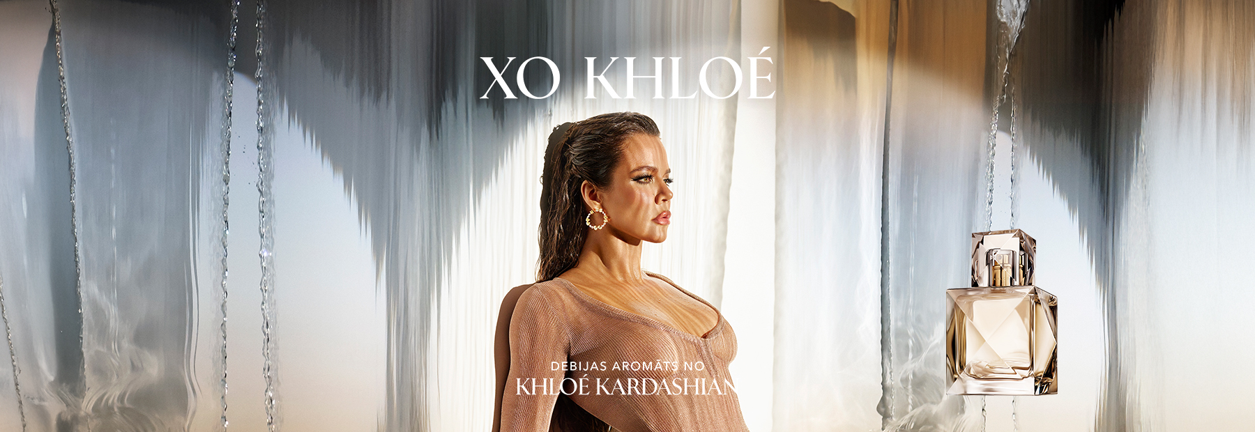 Labajā pusē atrodas elegants smaržu flakons, augšā uzraksts “XO KHLOÉ”.
