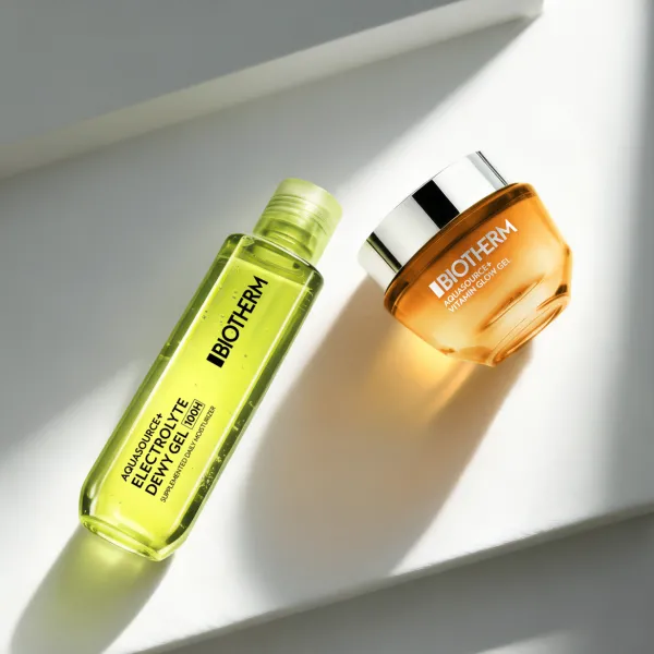 Biotherm Aquasource ādas kopšanas līdzekļi saules apspīdētā kompozīcijā.