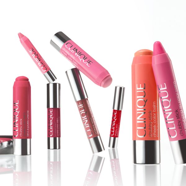 Jauni krēmīgu stiku toņi lūpām, vaigiem un sejai – 4 formulas. Viegli uzklāt. Spogulis nav nepieciešams.