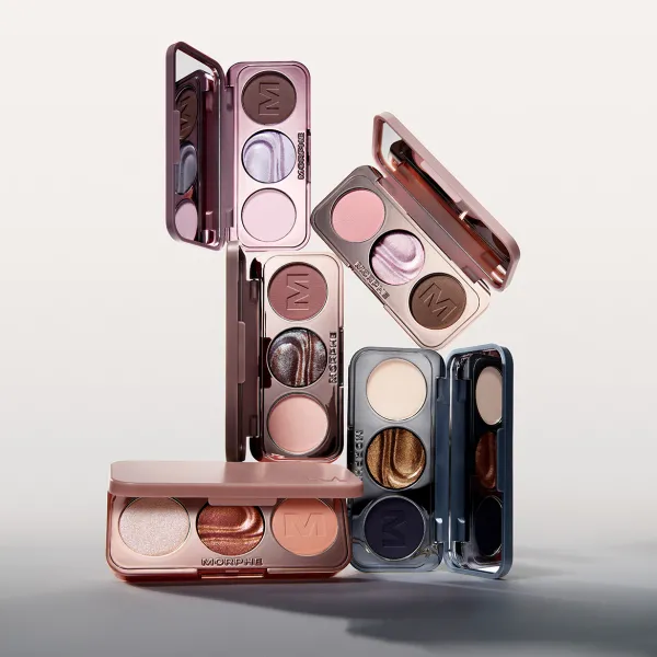 Morphe acu ēnu paletes dažādos toņos, izkārtotas elegantā produktu kompozīcijā.