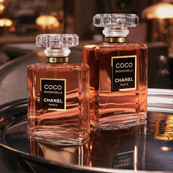 CHANEL Coco Mademoiselle Crush Absolu smaržas uz spoguļvirsmas.