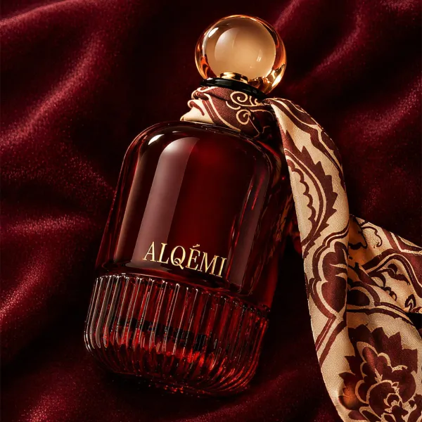 Atklāj ALQÉMI “Berry Layl” – aromātu, kurā spilgtas ogu, plaukstošu ziedu un maigas agarkoka notis atklāj drosmīgu raksturu.