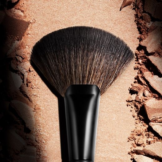 Morphe V112 – Fluffy Fan Powder Brush