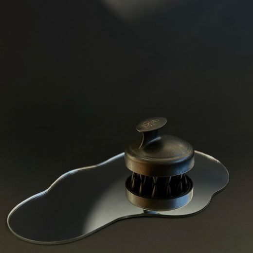 ONE:ZERO Scalp Massage & Shampoo Brush