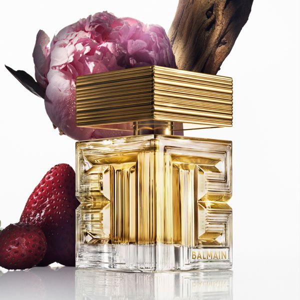 Atklājiet jauno, grezno augļu un ziedu aromātu “Destin de Balmain”.