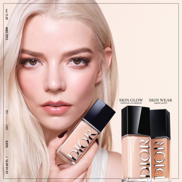 Perfekts grims kopā ar trīskāršas iedarbības rūpēm, lai āda būtu nevainojama gan ar kosmētiku, gan bez tās.