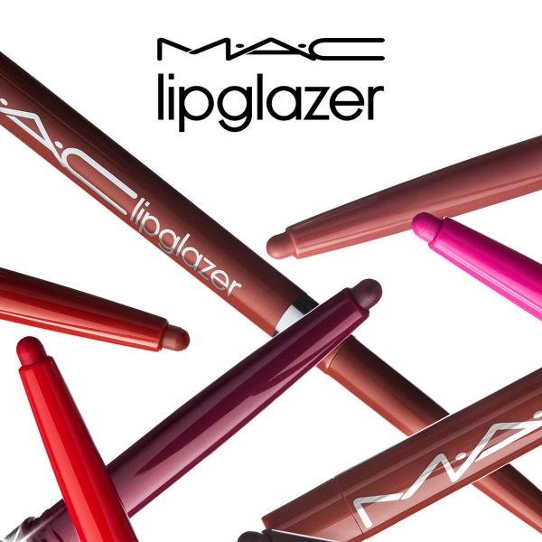 Dažādu krāsu MAC Lipglazer lūpu krāsas tuvplānā ar uzrakstu 'MAC lipglazer'.