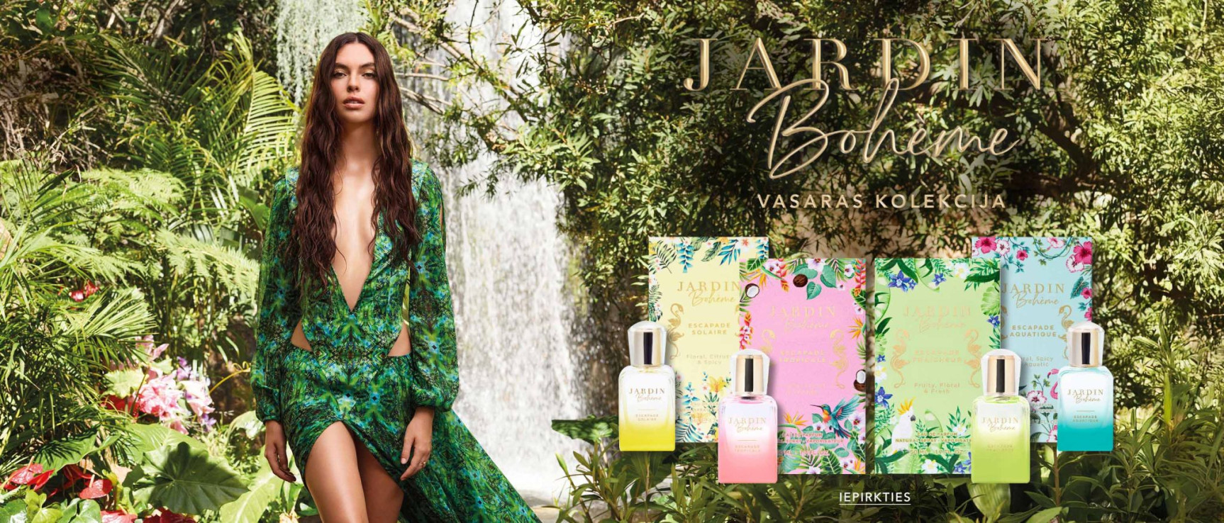 "Jardin Bohème vasaras kolekcijas aromāti – sieviete tropiskā dārzā ar četriem krāsainiem smaržu flakoniem fonā."