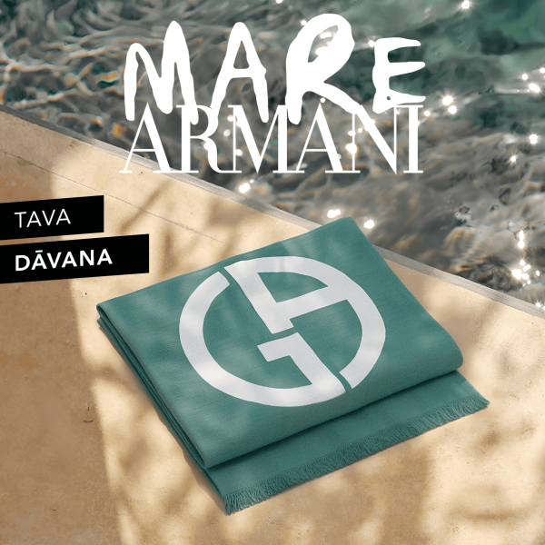Zaļa Armani pludmales dvieļa attēls ar baltu GA logotipu, novietots pie baseina malas. Uzraksts 'TAVA DĀVANA'.