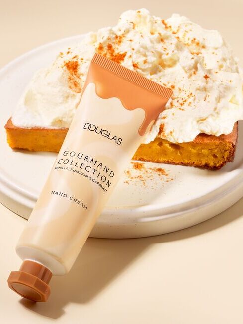 DOUGLAS Gourmand Collection roku krēms ar vaniļas, ķirbja un karameļu aromātu.